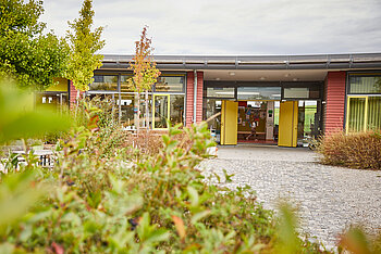 Schulhof von Biberkor mit Eingang zur Mensa