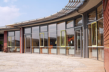 Fensterfront des Biberkor Neubaus