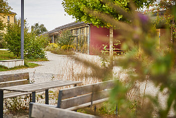 Ausschnitt des Schulhofs auf Biberkor mit Bänken