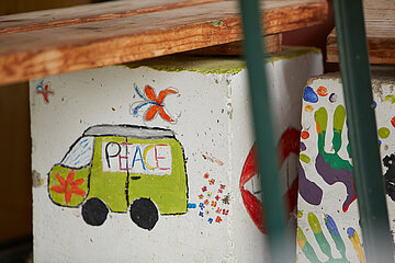 gemalter, grüner Bus auf einem Stein